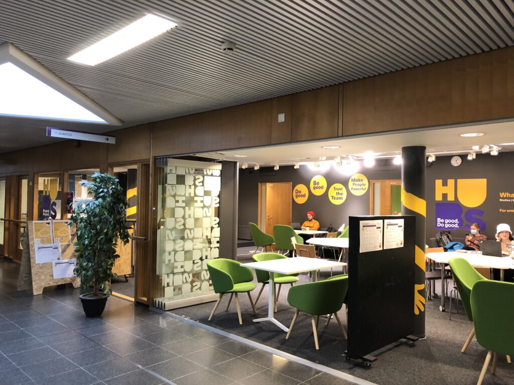 HUBS co-working tilat Tampereen yliopiston keskustakampuksella.