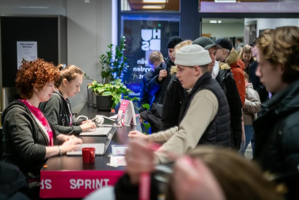 People signing up for Sprint.