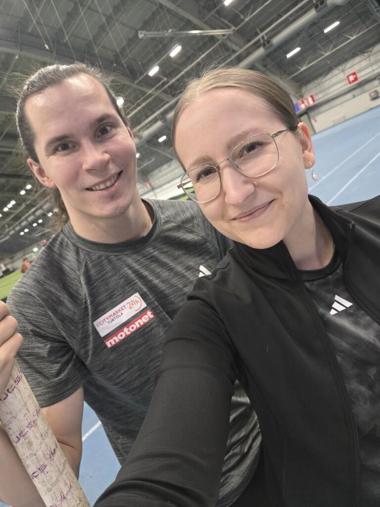 Urho ja Taija ottavat selfietä urheiluhallissa.
